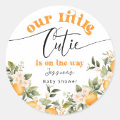 Kleine cutie is op de weg baby shower ronde sticker (Voorkant)