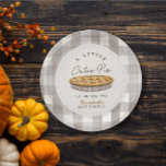 Kleine Cutie Pie Thanksgiving Wit Baby shower Papieren Bordje<br><div class="desc">Dit schattige "a little cutie pie is on the way" genderneutrale Thanksgiving baby shower bord heeft een witte achtergrond met een taart. Personaliseer het voor uw behoeften. Je kunt bijpassende producten vinden in mijn winkel.</div>