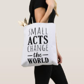 Kleine daden veranderen de wereld | Positief beric Tote Bag (Dichtbij)