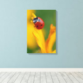Kleine dame op een bloem canvas afdruk (Insitu (Houten vloer))
