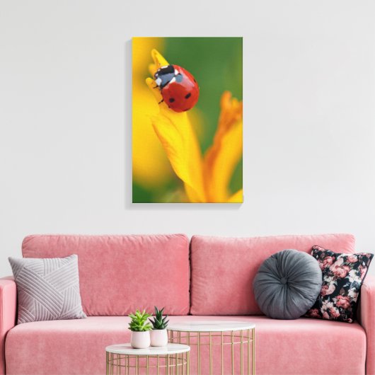 Kleine dame op een bloem canvas afdruk (Insitu (Woonkamer))
