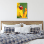 Kleine dame op een bloem canvas afdruk (Insitu (Slaapkamer))