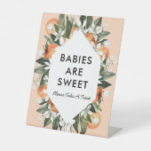 Kleine dingetjes die als baby's worden beschouwd, reclamebord met voetstuk (Voorkant)