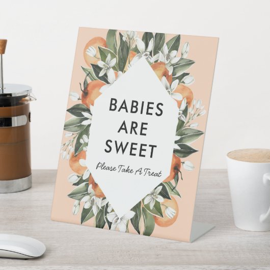 Kleine dingetjes die als baby's worden beschouwd, reclamebord met voetstuk (Insitu)