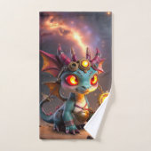 Kleine Draak, Grote Energie – De Ember Clockling Bad Handdoek (Handdoek)