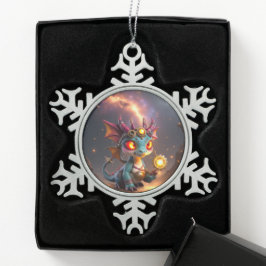 Kleine Draak, Grote Energie – De Ember Clockling Tin Sneeuwvlok Ornament