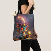 Kleine Draak, Grote Energie – De Ember Clockling Tote Bag (Dichtbij)