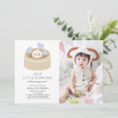 Kleine Dumpling Blue Boy 1st Birthday Foto Kaart (Staand voorkant)