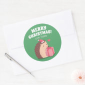 Kleine egel met kerstcadeautjes ronde sticker (Envelop)