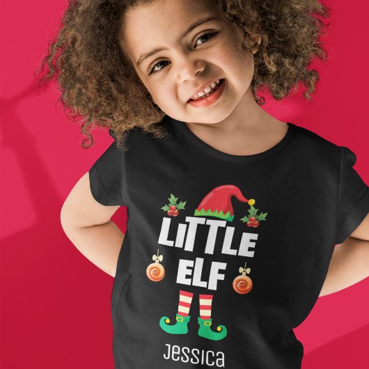 Kleine elf familie die de naam van de kerstman bij t-shirt