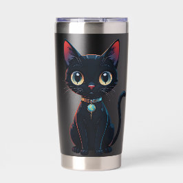 Kleine enge zwarte kat geïsoleerde drinkbeker