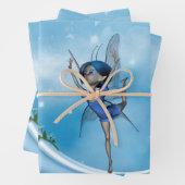 Kleine fee danst op de maan inpakpapier vel (In situ)