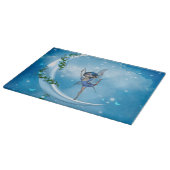 Kleine fee danst op de maan snijplank (Hoek)