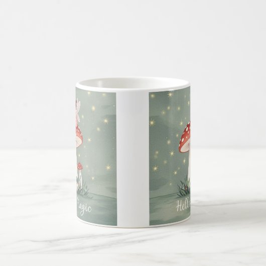 Kleine fee neergestreken op de top van paddenstoel koffiemok (Center)