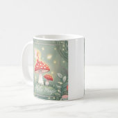 Kleine fee neergestreken op de top van paddenstoel koffiemok (Voorkant links)