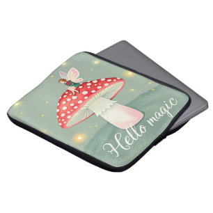 Kleine fee neergestreken op de top van paddenstoel laptop sleeve