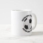 Kleine formaat gepersonaliseerde tekst voetbal aan grote koffiekop (Voorkant rechts)
