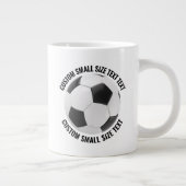 Kleine formaat gepersonaliseerde tekst voetbal aan grote koffiekop (Rechts)