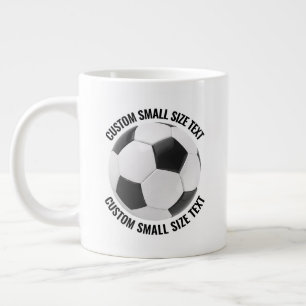 Kleine formaat gepersonaliseerde tekst voetbal aan grote koffiekop