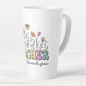 Kleine geesten helpen groeien - een bloemeneerbeto latte mok (Rechterhoek)