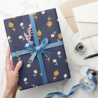 Kleine gele en roombloemen op blauw van de marine cadeaupapier
