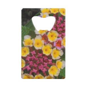 Kleine gele tropische bloemen met roze knoppen creditkaart flessenopener