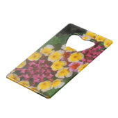 Kleine gele tropische bloemen met roze knoppen creditkaart flessenopener (Achterkant Gekanteld)