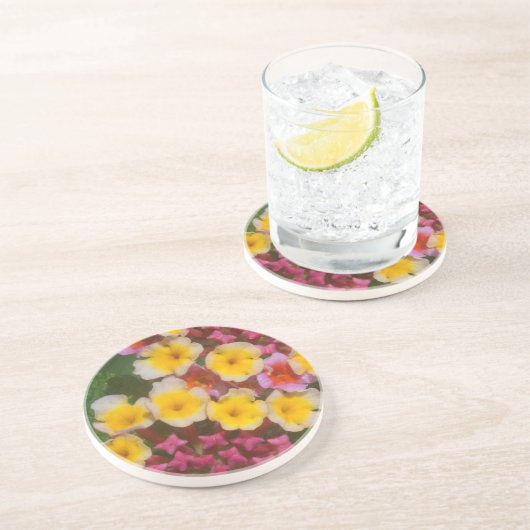 Kleine gele tropische bloemen met roze knoppen zandsteen onderzetter (Zijkant)