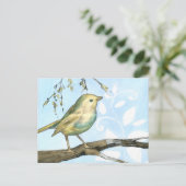 Kleine gele vogel die op een Tak wordt uitgevoerd Briefkaart (Staand voorkant)