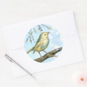 Kleine gele vogel die op een Tak wordt uitgevoerd  Ronde Sticker (Envelop)