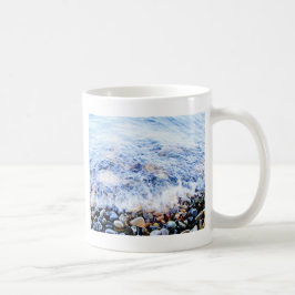 Kleine golven en kleurrijke stenen koffiemok