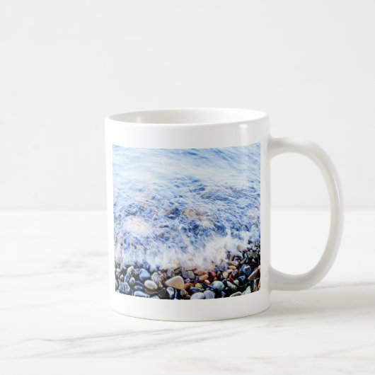 Kleine golven en kleurrijke stenen koffiemok (Rechts)