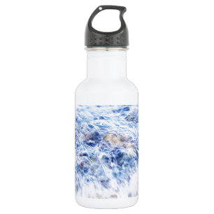 Kleine golven en kleurrijke stenen waterfles