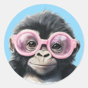 Kleine gorilla met roze bril Blauwe achtergrond Ronde Sticker