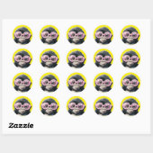 Kleine gorilla met roze glazen gele achtergrond ronde sticker (Vel)