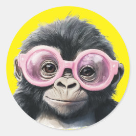 Kleine gorilla met roze glazen gele achtergrond ronde sticker