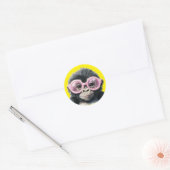 Kleine gorilla met roze glazen gele achtergrond ronde sticker (Envelop)
