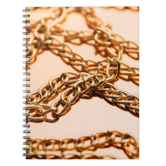 Kleine gouden kettingen op reflecterend oppervlak. notitieboek