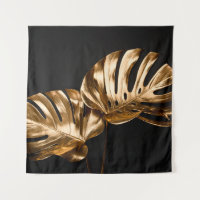 Kleine gouden kettingen op reflecterend oppervlak.