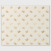 Kleine gouden krabben op een gebroken wit cadeaupapier (Vlak)