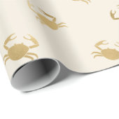Kleine gouden krabben op een gebroken wit cadeaupapier (Rol Hoek)