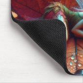 Kleine grillige fee slapen op een blad muismat (Hoek)