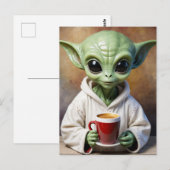 Kleine groene alien in PJ's met een koffie Briefkaart (Voorkant / Achterkant)