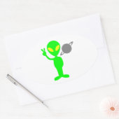 Kleine groene alien naast de planeet Saturnus Ovale Sticker (Envelop)