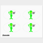 Kleine groene alien naast de planeet Saturnus Ovale Sticker (Vel)