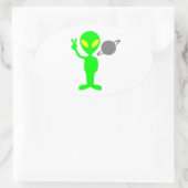 Kleine groene alien naast de planeet Saturnus Ovale Sticker (Tas)