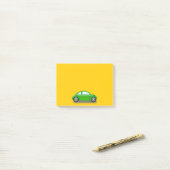 Kleine groene auto op gele Post It-notitie Post-it® Notes (Op bureau)