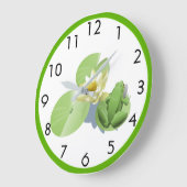 Kleine groene kikker die op een Lily Pad zit Grote Klok (Hoek)