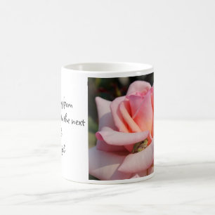 Kleine groene kikker in roze Rose "Hopping" Mok 2
