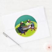 Kleine groene kikker op een Lilly Pad Ronde Sticker (Envelop)
